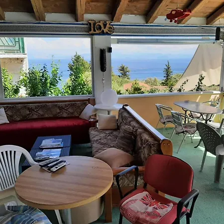 In With Sea View & Pool Apartman