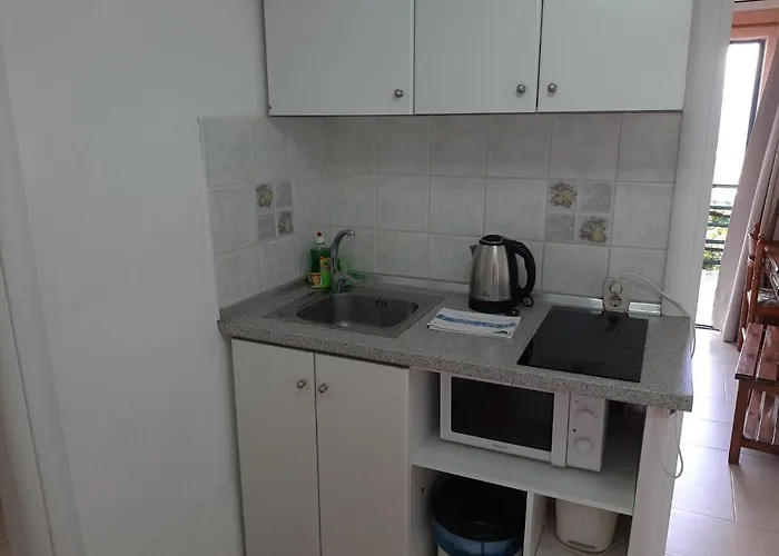 In With Sea View & Pool Apartman *