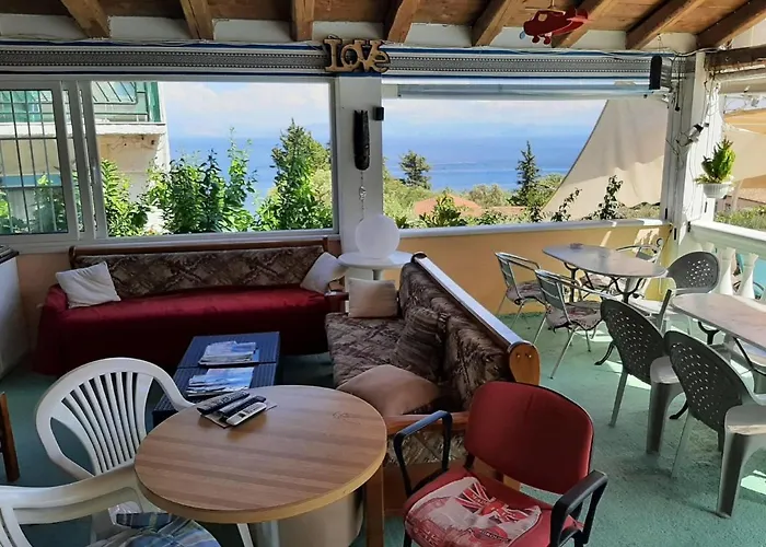 In With Sea View & Pool Apartman